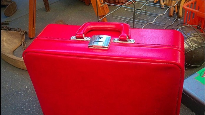 Parížska polícia vyšetruje šokujúci prípad. V kufri odloženom na ulici našli telo 12-ročného dievčaťa