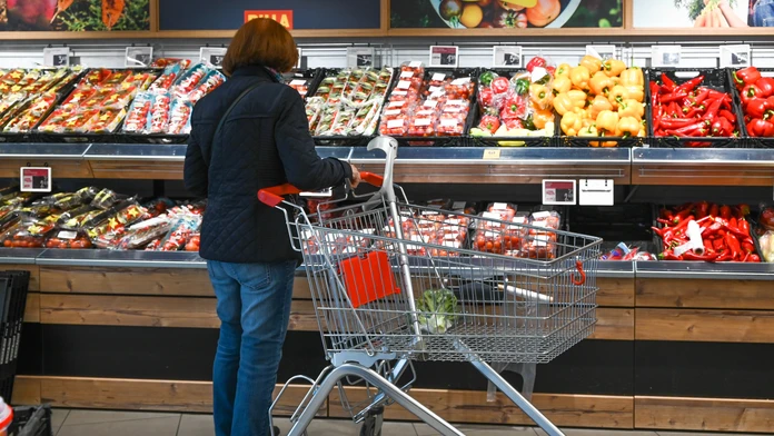Žena nakupuje potraviny v obchode 
