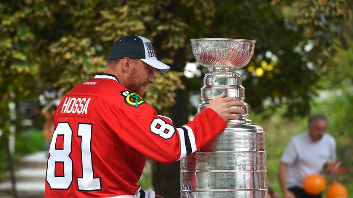 Slovenský hokejista Marián Hossa so Stanleyho pohárom