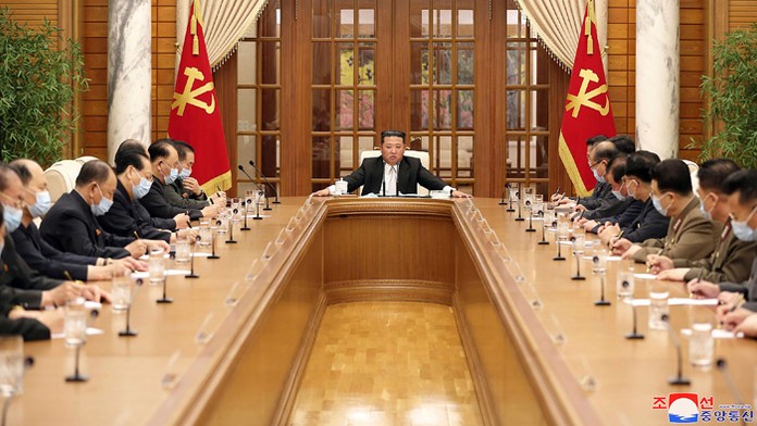 Severokórejský vodca Kim Čong-un počas rokovania Centrálneho výboru vládnej Strany pracujúcich.