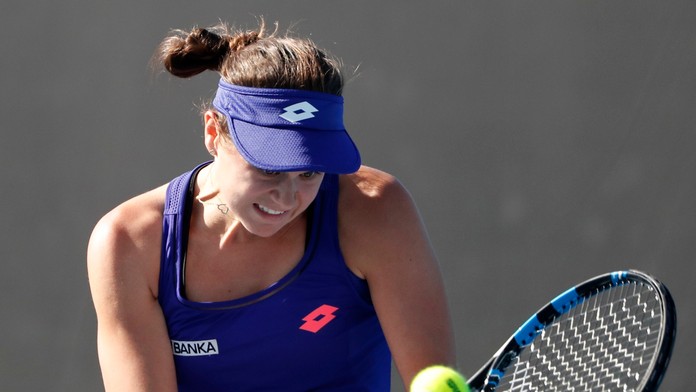 Jana Čepelová odvracia úder Španielky Carly Suarezovej Navarrovej v 1. kole dvojhry na Australian Open.