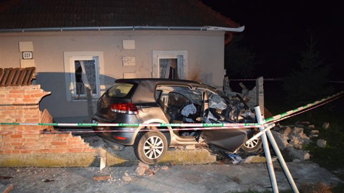 Párik vletel s Golfom do domu.