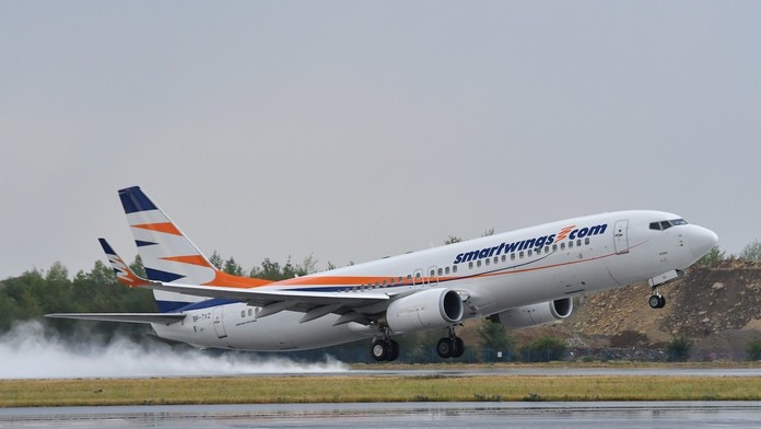 Nočný let z Prahy sa zmenil na drámu. Lietadlo muselo núdzovo pristáť, na palube vyčíňal Čech