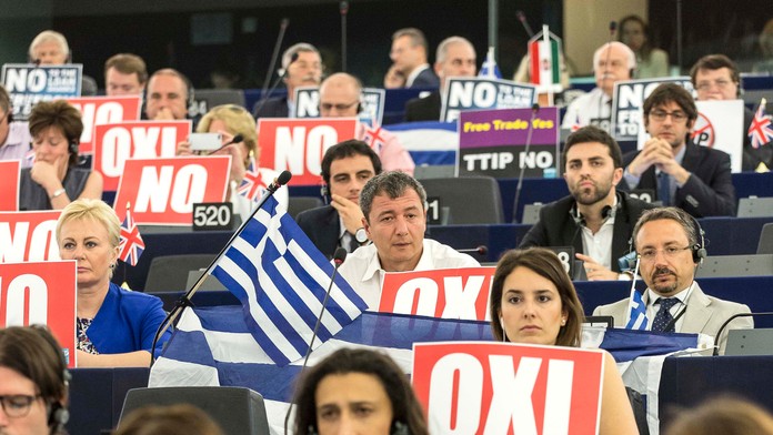 Europoslanci počúvajú vystúpenie gréckeho premiéra Alexisa Tsiprasa na pôde Európskeho parlamentu v Štrasburgu. 8. júla 