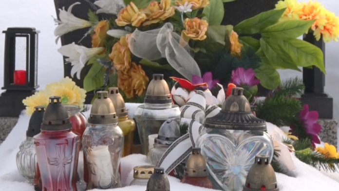 Starých mládencov kosí zubatá.