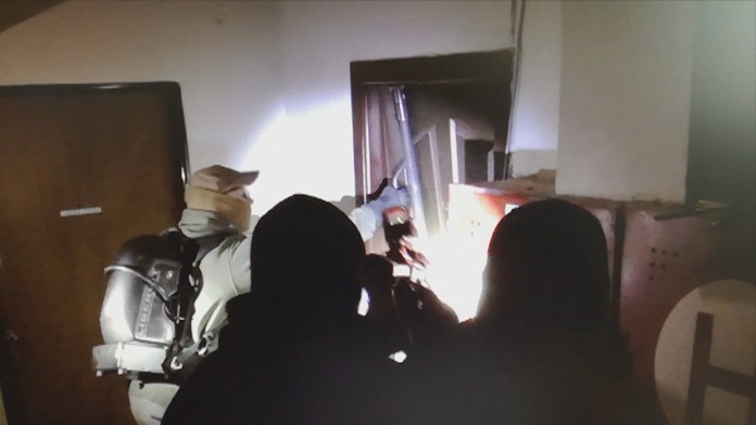 Do bytu na najvyššom poschodí paneláku vtrhli desiatky kukláčov. 