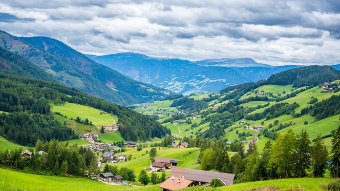 Telo takmer bez hlavy a hneď vedľa motorová píla. Otrasný nález v pokojnej alpskej dedinke