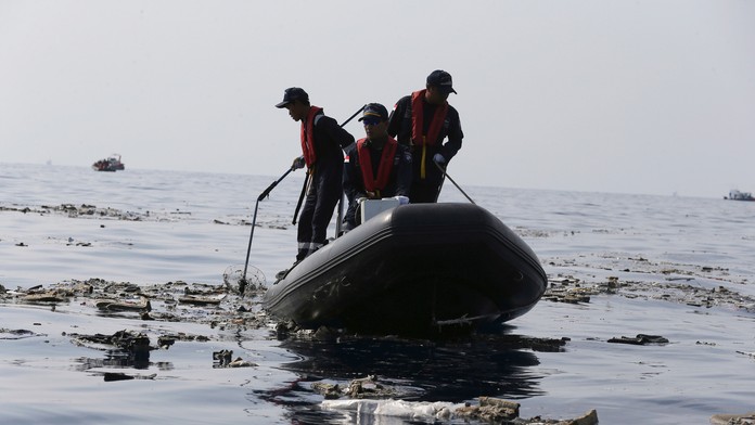 Záchranári prehľadávajú trosky a hľadajú telá.
