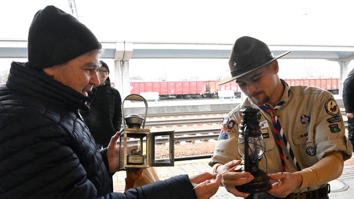FOTO: Skauti od soboty rána roznášajú Betlehemské svetlo po celom Slovensku