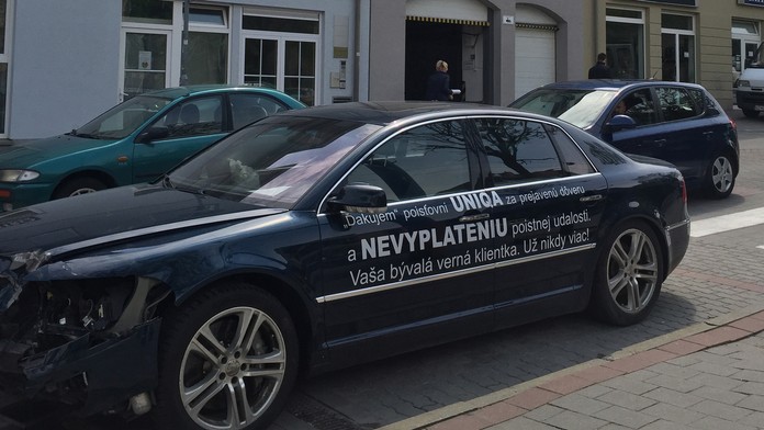 Auto pred poisťovňou.