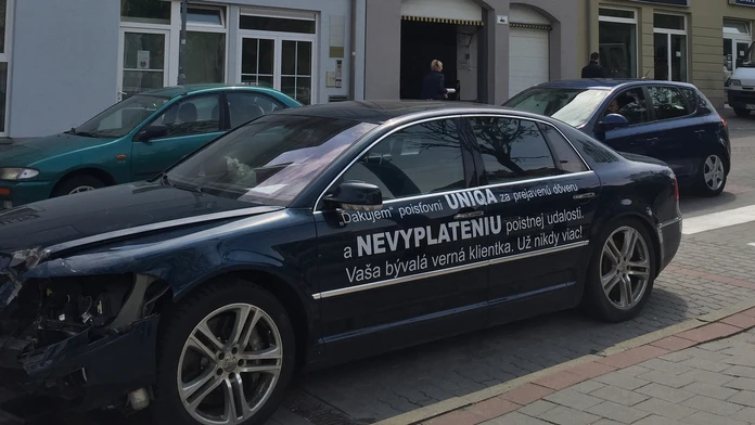 Auto pred poisťovňou.