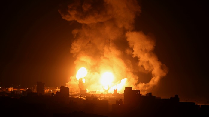 Explózia po raketovom útoku izraelskej armády v pásme Gazy.