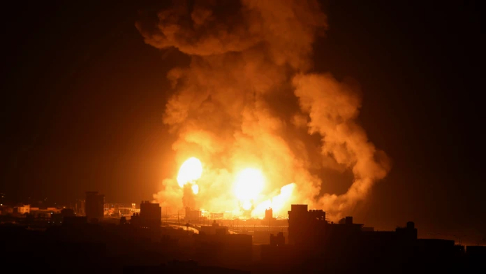 Explózia po raketovom útoku izraelskej armády v pásme Gazy.