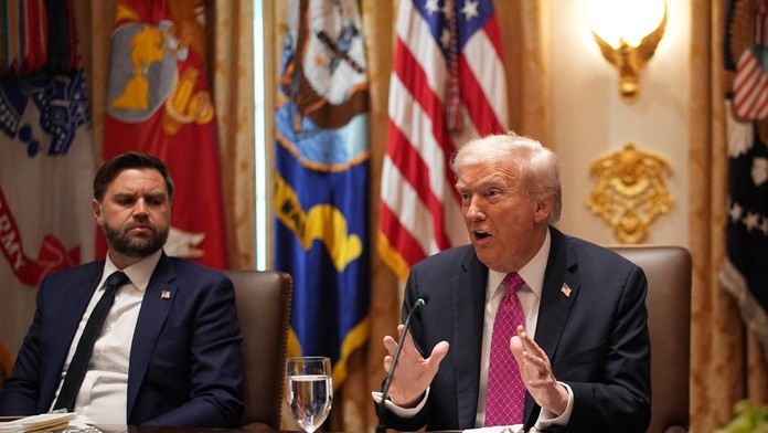 Trump dostal Vancea do nepríjemnej situácie. Viceprezident zostal po jeho podpásovke iba ticho sedieť