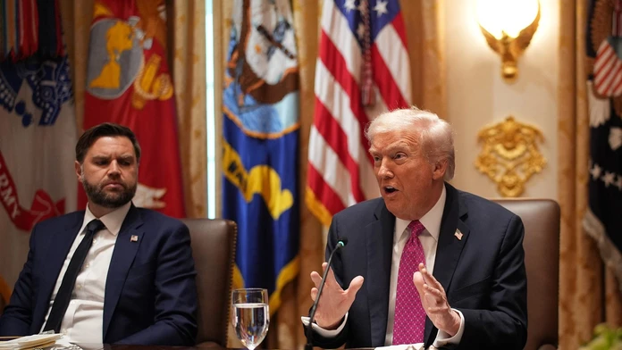 Trump dostal Vancea do nepríjemnej situácie. Viceprezident zostal po jeho podpásovke iba ticho sedieť