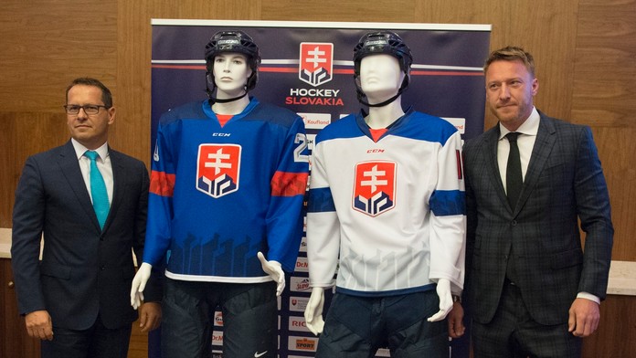 Šéf SZĽH Martin Kohút a Marián Hossa predstavili nové dresy.