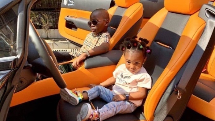 Nigérijský Richie Rich so svojou sestrou.