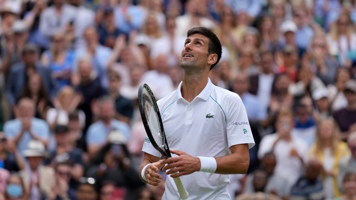 Novak Djokovič sa na Wimbledone prebojoval už do štvrťfinále.