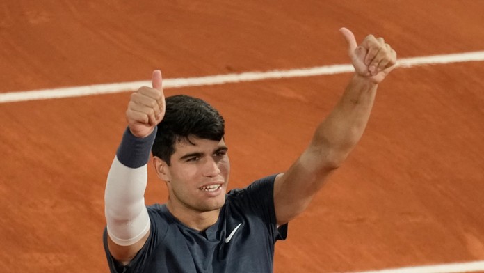Španielsky tenista Carlos Alcaraz sa raduje po víťazstve nad Stefanosom Tsitsipasom.