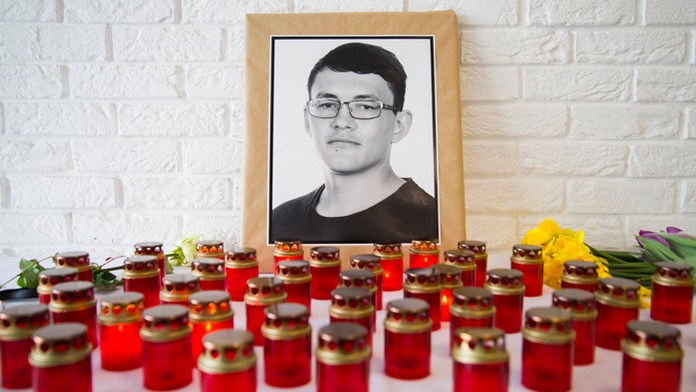 Portrét zavraždeného investigatívneho novinára Jána Kuciaka v budove redakcie portálu Aktuality.sk. 