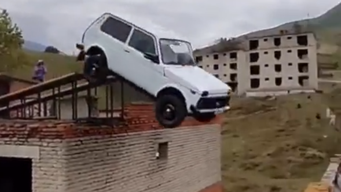 VIDEO: Kaskadérsky kúsok sa skončil fiaskom. Ruský odvážlivec rozbil Ladu o múr domu