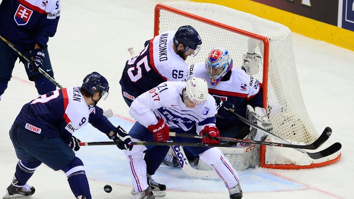 Na snímke zľava David Skokan (Slovensko), Antoine Roussel (Francúzsko), Tomáš Marcinko a brankár Ján Laco (obaja Slovensko) v zá