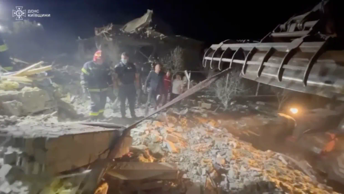 Obeťami nočného raketového útoku na Kyjev sú muž a jeho štvorročný syn