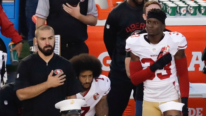 Quaterbeck tímu San Francisco 49ers Colin Kaepernick počas hymny sedel.