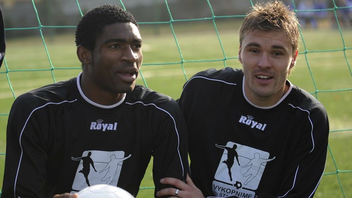 Na archívnej snímke z roku 2008 prvoligisti vľavo hráč Dunajskej Stredy Leonard Kweuke a vpravo Slovanista Branislav Obžera.