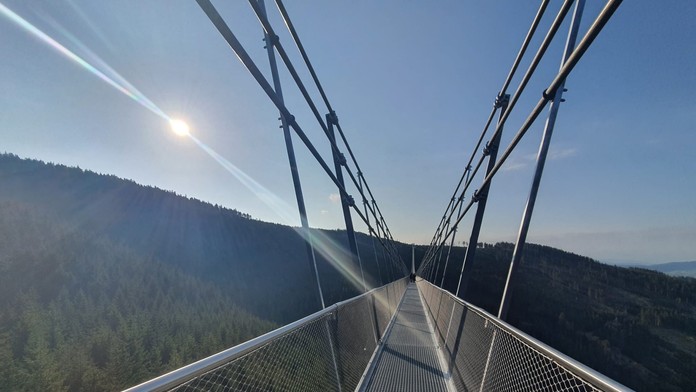 Tragédia na Morave. Muž prešiel najdlhší visutý most na svete a zomrel