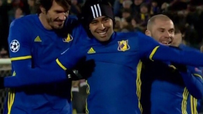 Šťastný strelec Christian Noboa.