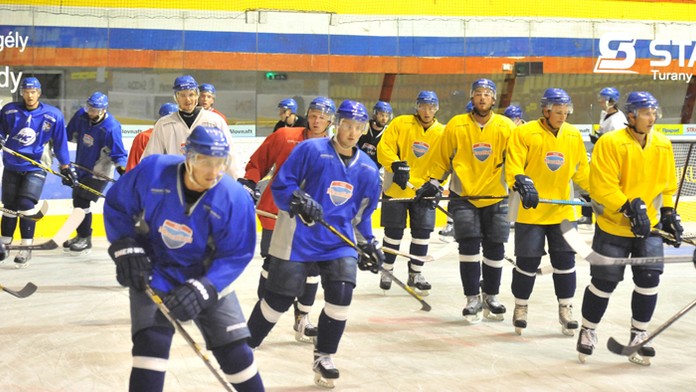 Hokejisti MHC Mountfield Martin počas prvého tréningu na ľade.