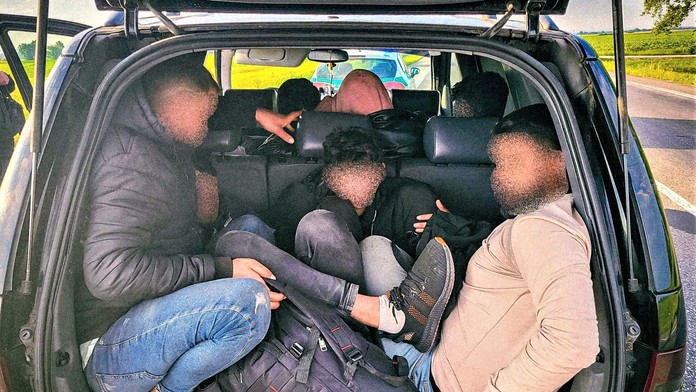 Migranti, ktorých zadržala polícia. 
