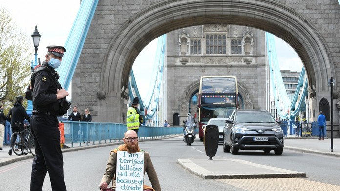 Aktivista Morgan Trowland blokuje premávku na Moste kráľovnej Alžbety II. v Londýne.