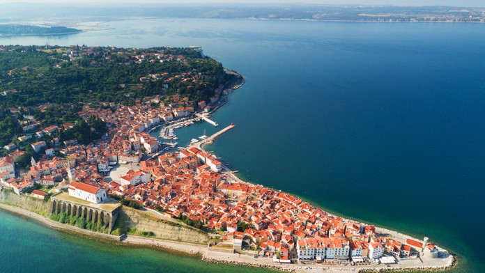 Na Jadrane sa premnožili drobné ulitníky. Kúpajúci sa sťažujú na pálenie a svrbenie