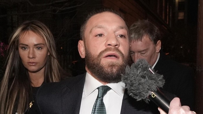 Súd rozhodol o vine Connora McGregora. Zápasníka odsúdili za znásilnenie