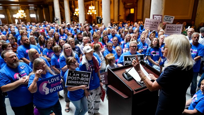 Členka senátu Indiany Republikánka Liz Brownová reční pred podporovateľmi zákazu interrupcií.