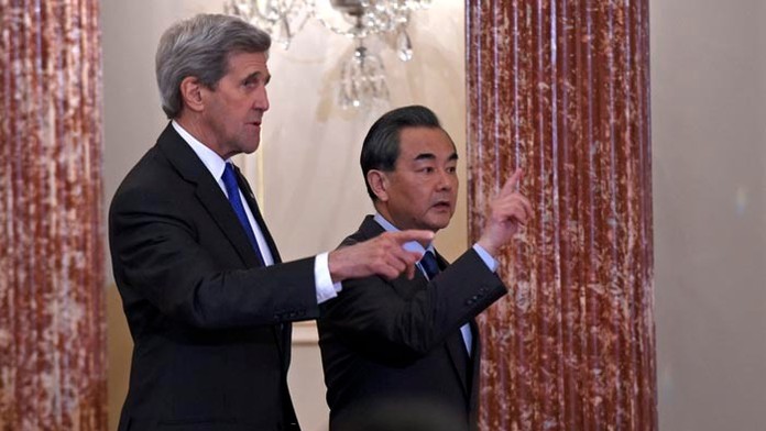 Čínsky minister zahraničných vecí Wang I a jeho americký náprotivok John Kerry.