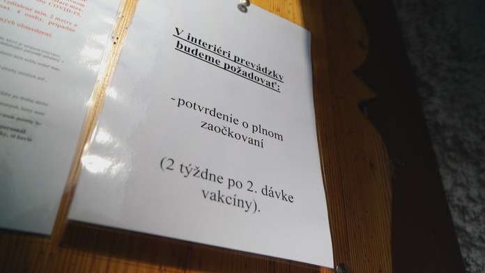 Na väčšine územia sa už neočkovaní bez testu nedostanú do reštaurácie.