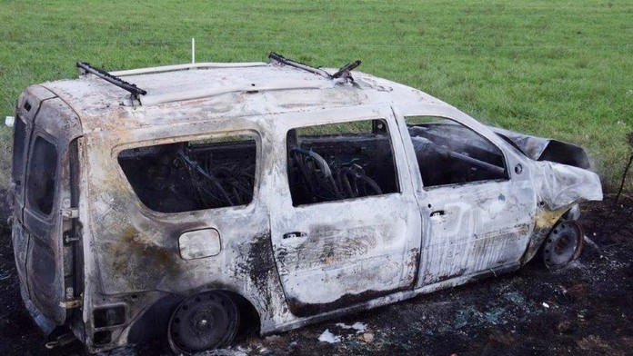 Ďalšia nehoda na slovenských cestách, auto sa po zrážke vznietilo a zhorelo do tla