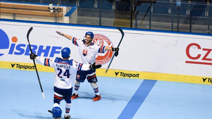 Slovenskí hokejbalisti sa radujú po góle.