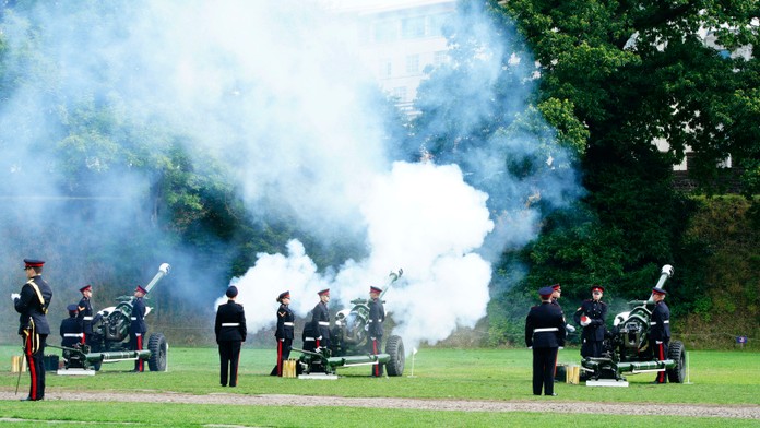 Členovia 3. pešieho pluku britskej armády zvaného Royal Welsh strieľajú 21 sálv pri príležitosti vyhlásenia nového britského kráľa Karola III. za kráľa Walesu.