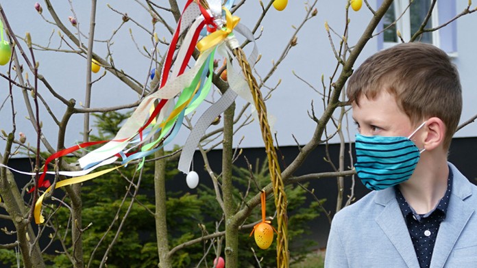 Chlapec počas veľkonočnej oblievačky v Strečne.