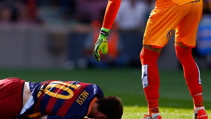 Zranený argentínsky futbalista Lionel Messi.