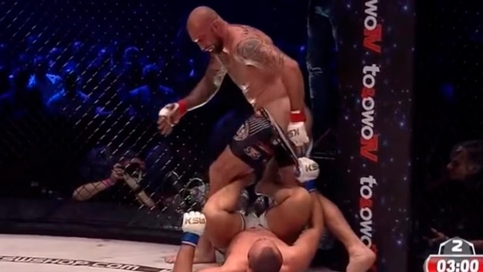 Drevo zapichnuté v sedačke.