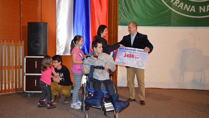 Kotlebovci venovali rodinám s hendikepovanými deťmi sumu s nacistickou symbolikou