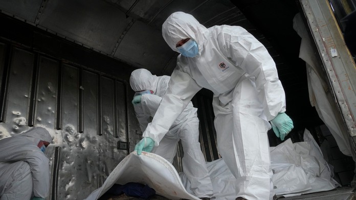 Ukrajinskí vojaci identifikujú telá ruských vojakov v chladiarenskom vozni