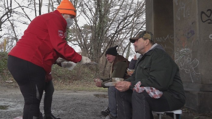 Potrebujú sa hlavne s niekým porozprávať. V Trenčíne pomáhajú bezdomovcom nielen oblečením a jedlom 