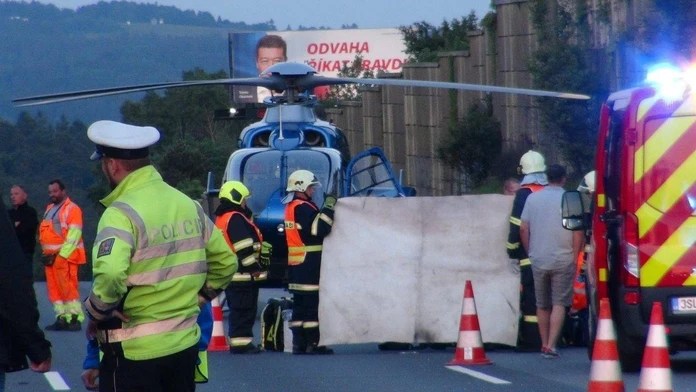 Po hromadnej nehode zomreli 2 ľudia, diaľnicu D2 v smere na Brno uzavreli