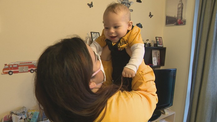 Električka prechádza cez prázdne námestie Nottingham Market v centre Nottinghamu.